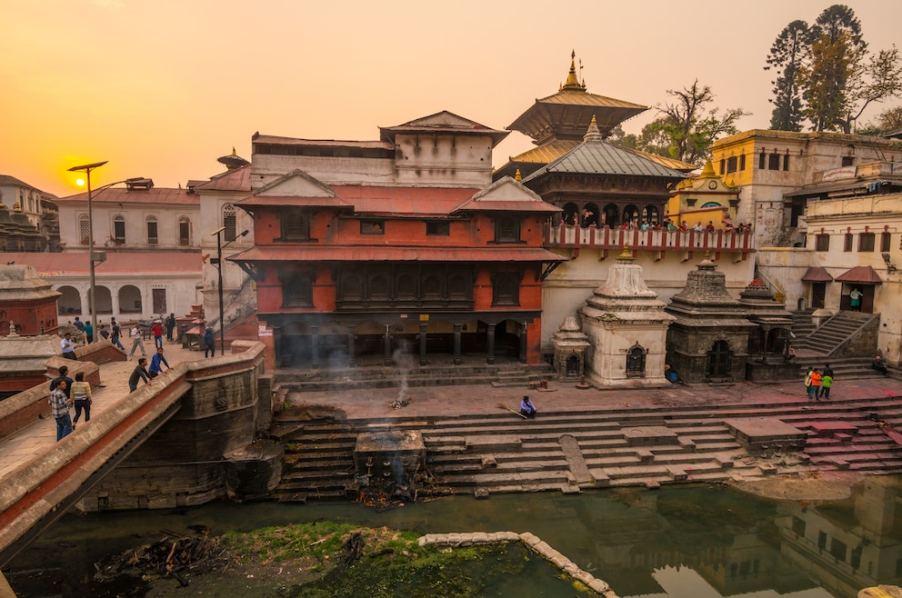3. Pashupatinath-Tempel – der hinduistische Tempel in Kathmandu ist Teil des UNESCO-Weltkulturerbes, er liegt am Bagmati-Fluss, einem Zuläufer des Ganges und Ort ritueller Totenverbrennungen