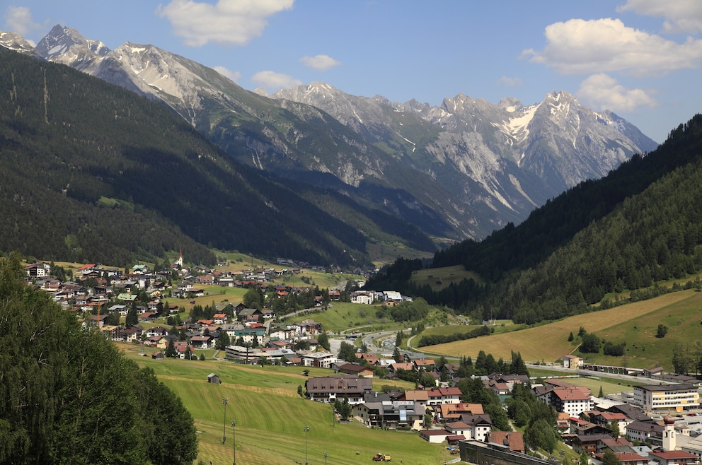 7. St. Anton am Arlberg – das Dorf in den Tiroler Alpen beim Skigebiet Arlberg gilt als Ursprungsort des modernen Skisport 