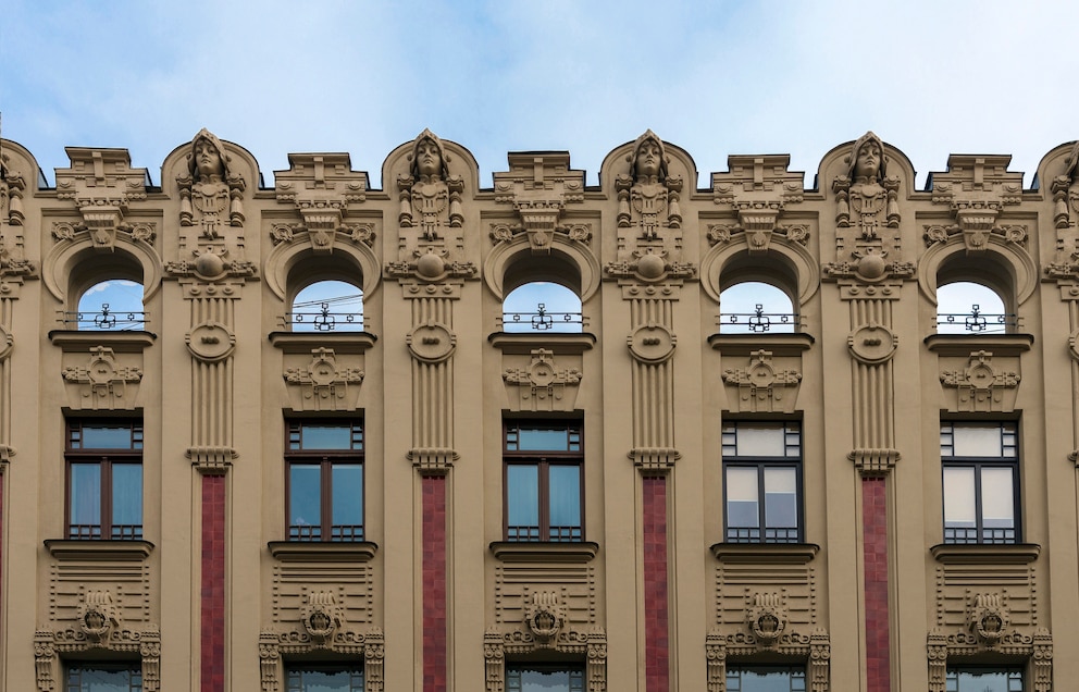 Der Jugendstil, bzw. auf englisch „Art Noveau“, legte Wert auf Dekoration, Funktionalität war zweitrangig. Besonders schön sieht man das an diesem Rigaer Gebäude, dessen oberster Stock lediglich als Deko-Element der Fassade dient.