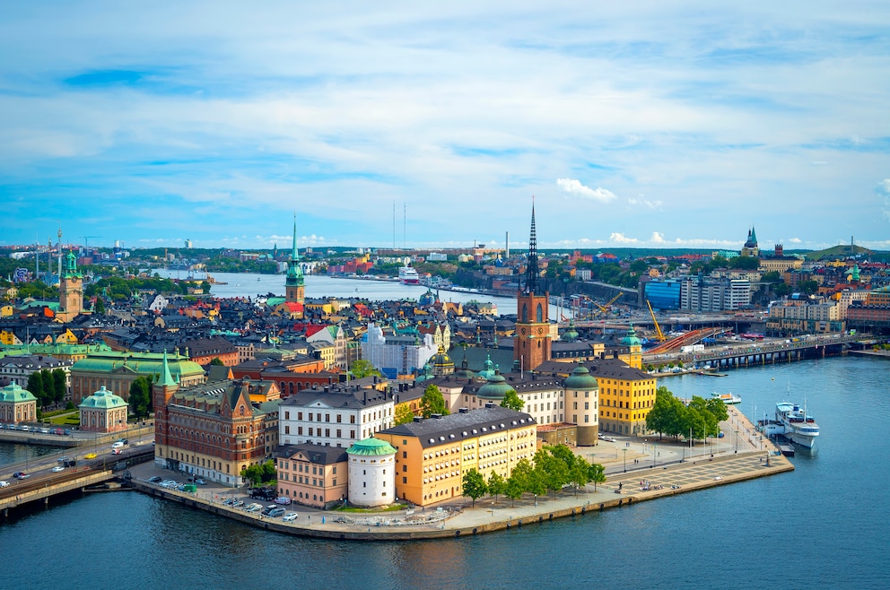1. Stockholm – die schwedische Hauptstadt liegt im Südosten des Landes  und umfasst 14 Inseln, die durch Brücken miteinander verbunden sind