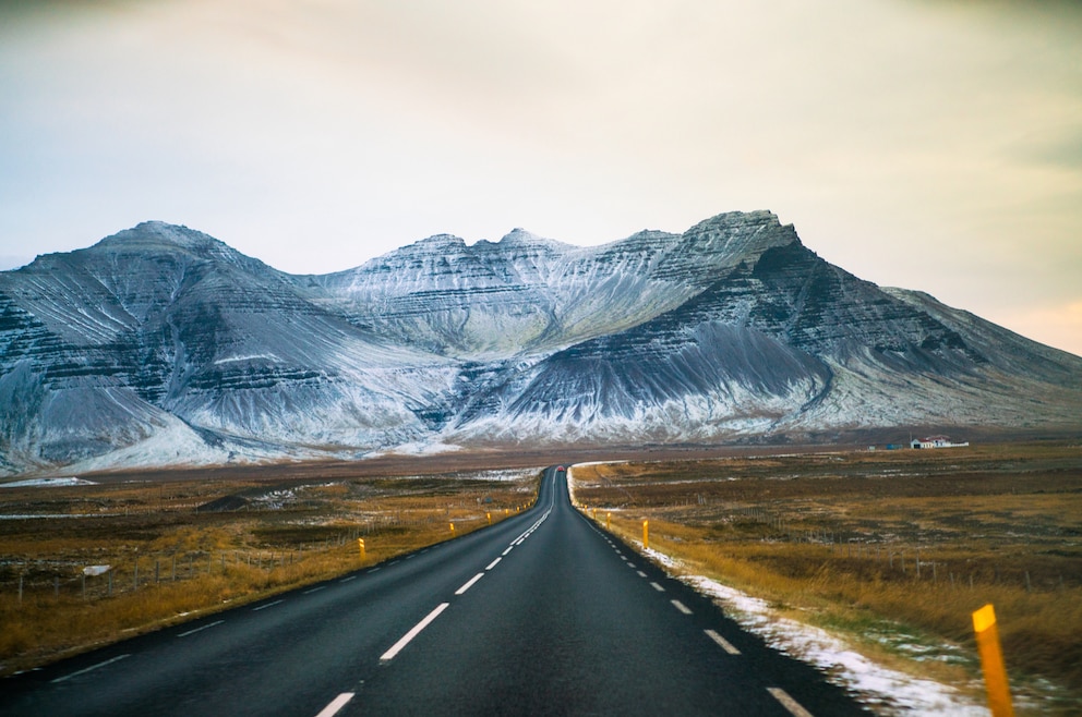 In Island durchqueren Autofahrer mit der Ring-Route spektakuläre Landschaften