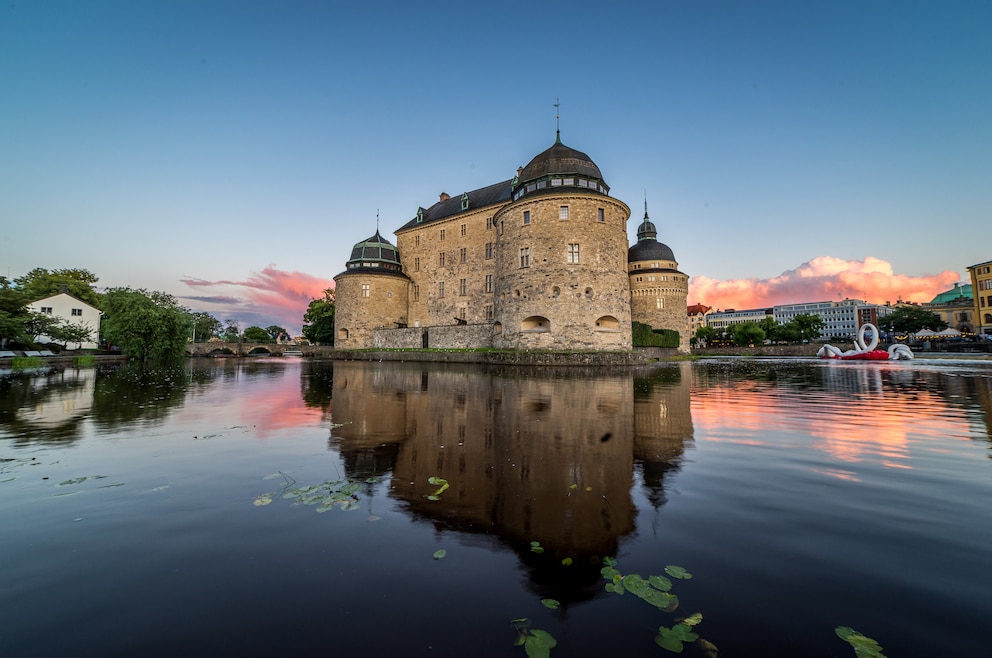 10. In Schwedens Geschichte eintauchen und Schlösser, Burgen und Festungen besichtigen (im Bild: das Schloss Örebro)
