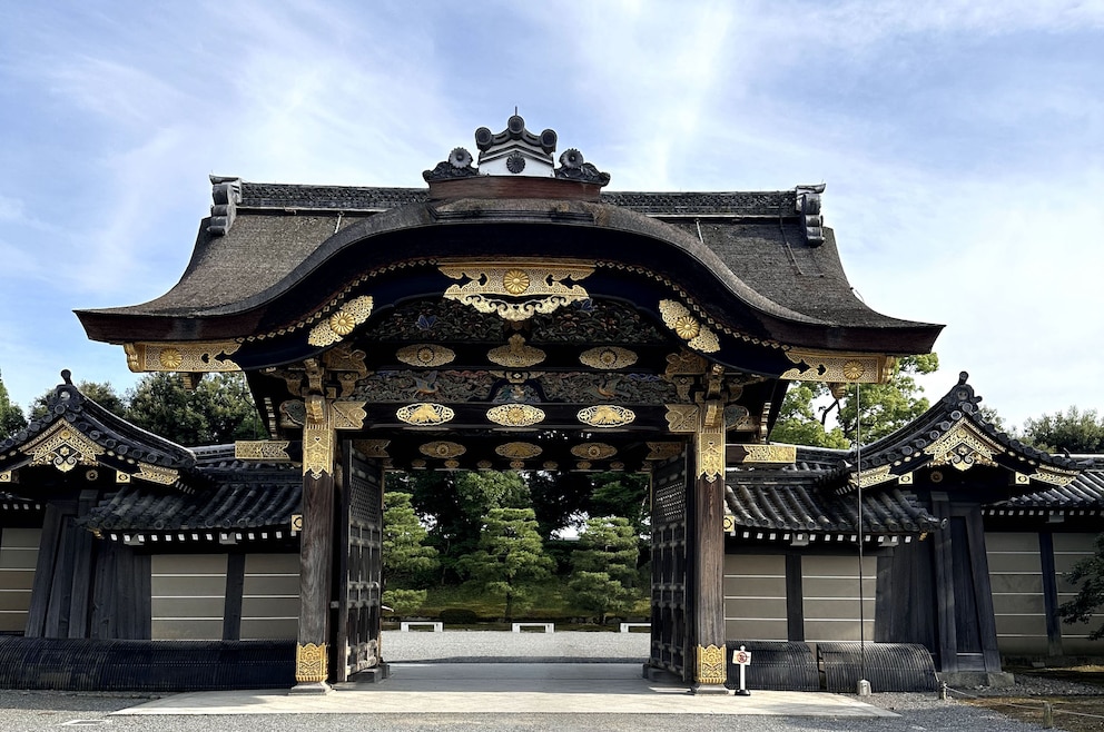 Die Burg Nijo in Japan hat ein schönes Eingangstor