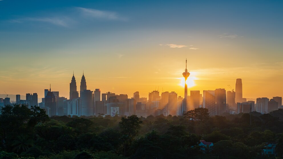 Schon die Skyline von Kuala Lumpur zeigt, dass hier eine Metropole von Weltrang erwacht.