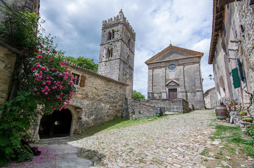 Die Maria Himmelfahrt Kirche ist eine der wichtigsten Sehenswürdigkeiten der Stadt Hum