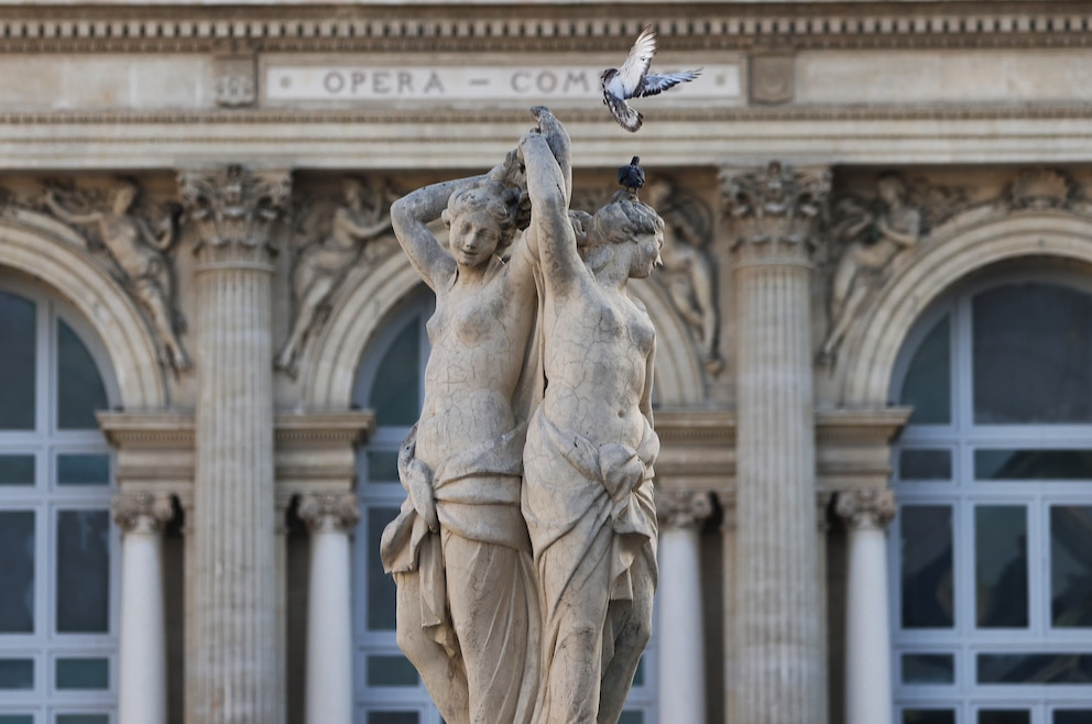 Der Place de la Comedie ist voller Menschen und umherfliegenden Tauben