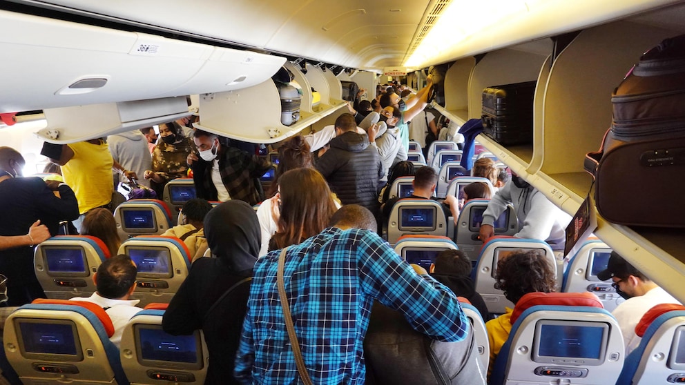Vordrängeln, Tritte gegen die Sitze und vieles mehr nervt die Deutschen im Flieger