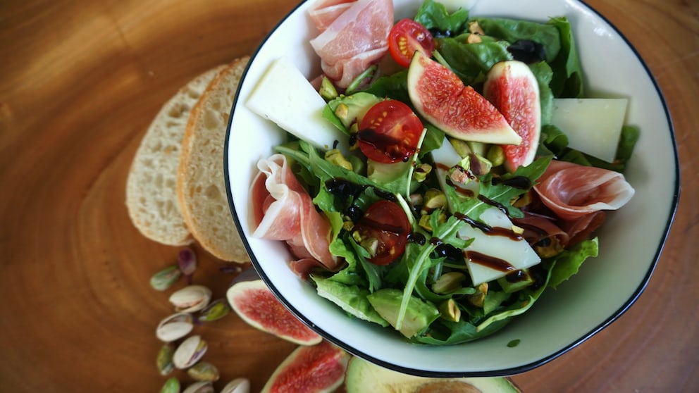 Mit Schinkenröschen und Feige on top: Salat Siciliano