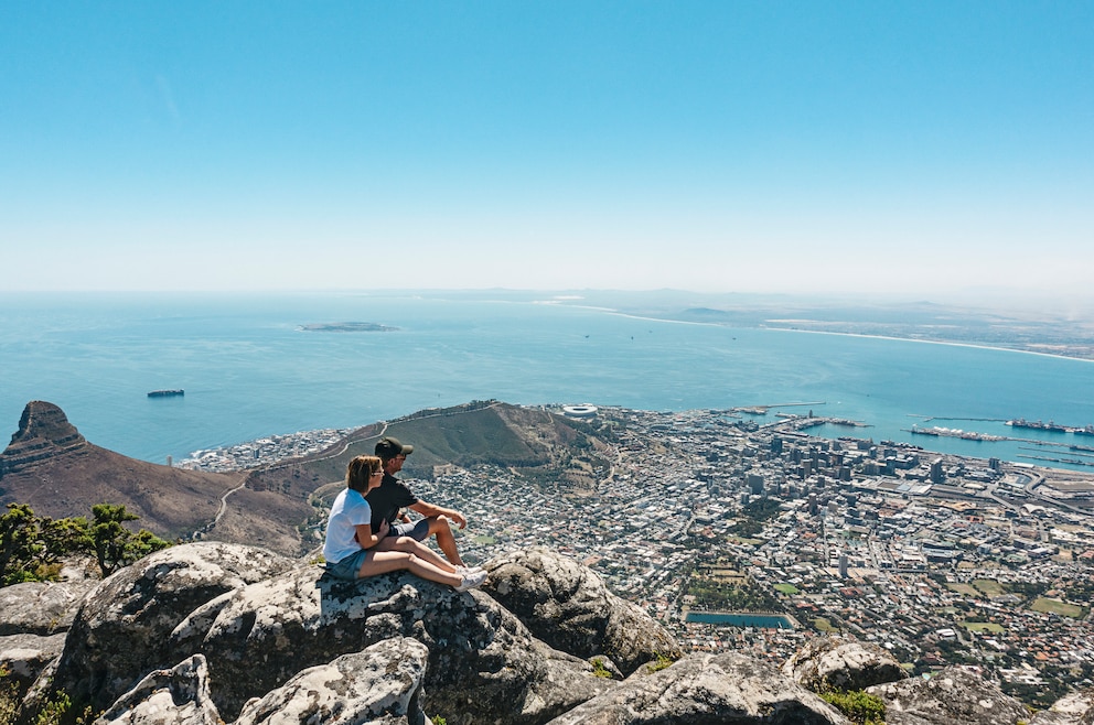 2. Den Tafelberg hoch wandern und von dort oben die atemberaubende Aussicht über Kapstadt und Robben Island genießen
