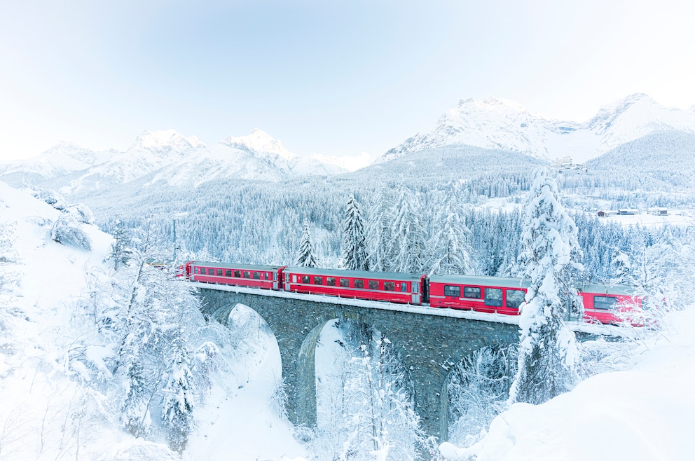 5. Bernina Express – die internationale Zugstrecke der Rhätischen Bahn führt in Panoramawagen vom schweizerischen Chur über St. Moritz bis runter nach Tirano in Italien