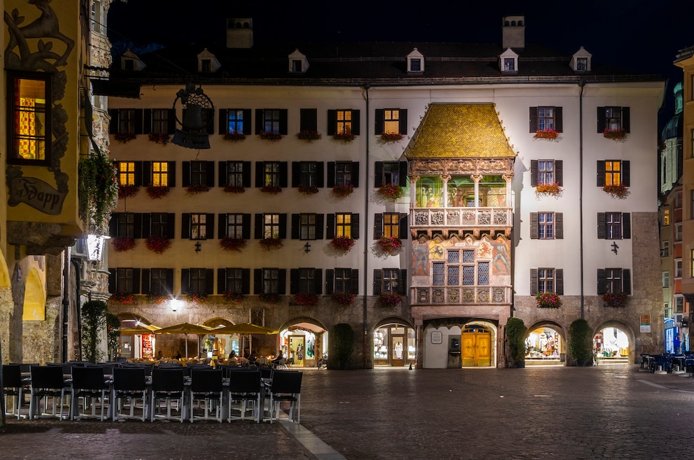 7. Goldenes Dachl – ein Wahrzeichen Innsbrucks ist der spätgotische Prunkerker mit dem feuervergoldeten Kupferschindel-Dach in der Altstadt