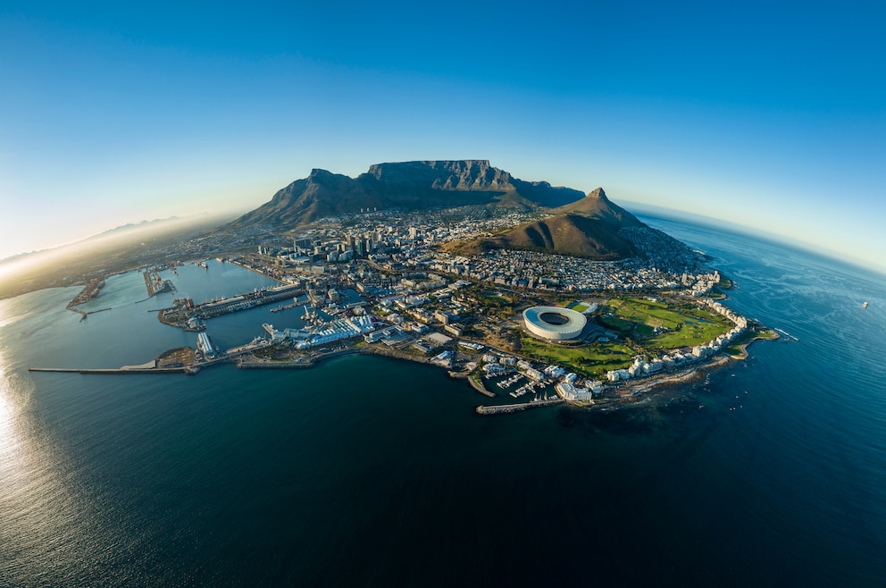 1. Kapstadt – die Hafenstadt an der Südwestküste Südafrikas ist die zweitgrößte Stadt des Landes und Sitz des südafrikanischen Parlaments sowie halbjährig der Regierung. Bekannt ist sie unter anderem für den Tafelberg und Robben Island, Nelson Mandelas einstige Gefängnisinsel.