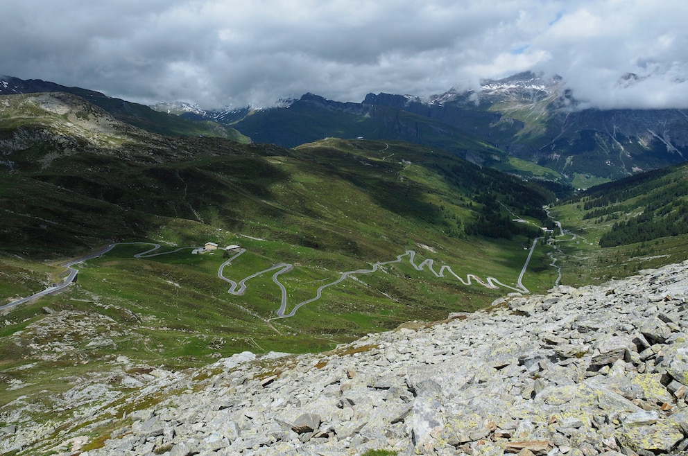 6. Für Adrenalinfreunde: Von der Schweiz mit dem Auto über den Pass nach Italien fahren