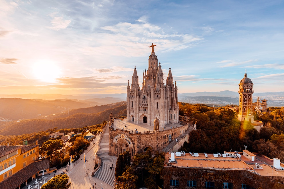 Barcelona mit seiner römisch-katholische Kirche Sagrat Cor ist eins der beliebtesten Städtereiseziele in Spanien