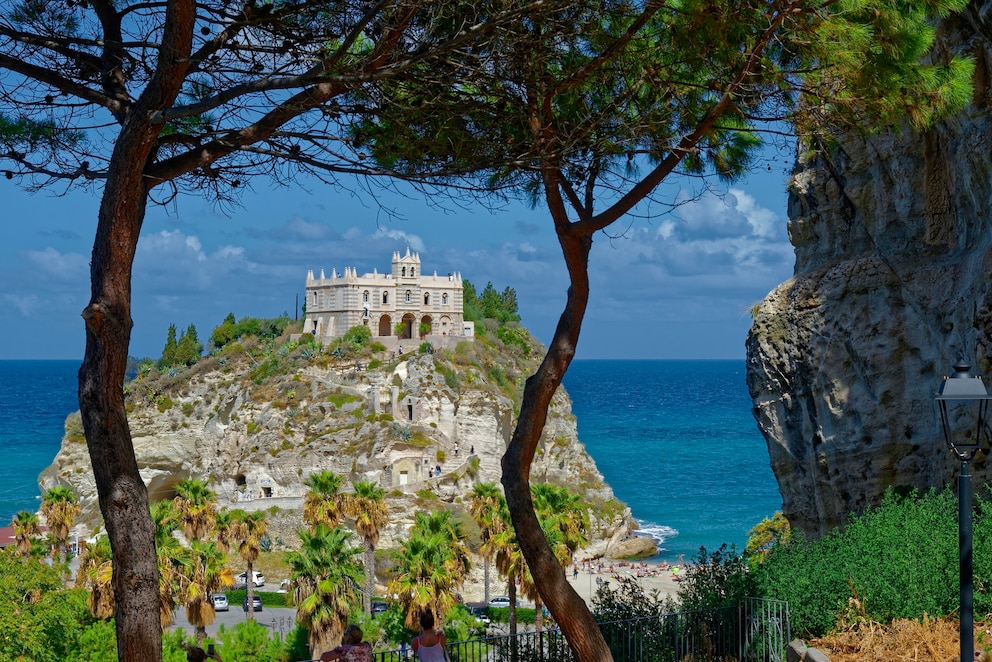 Die mittelalterliche Wallfahrtskirche Santuario di Santa Maria dell'Isola di Tropea ist eine der beliebtesten Sehenswürdigkeiten in Kalabrien