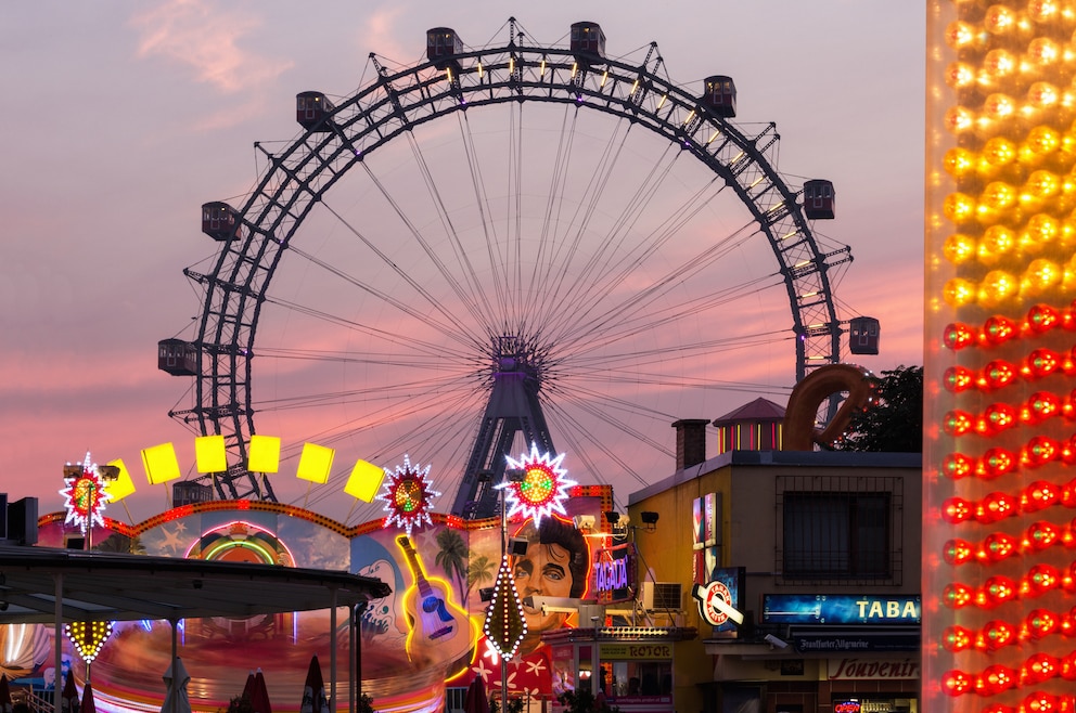 5. Prater – in dem beliebten Vergnügungspark in Wien stehen nostalgische Fahrgeschäfte, wie etwa das berühmte Riesenrad aus dem Jahr 1897