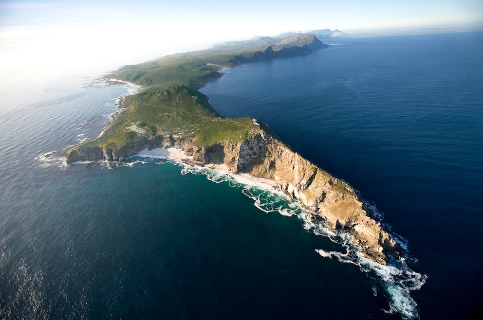 7. Kap der Guten Hoffnung – das zerklüftete, spitz zulaufende Kap liegt im Süden des Tafelberg-Nationalparks und nahe der Südspitze Afrikas