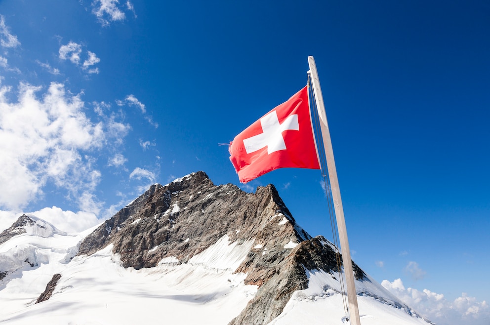 8. Jungfraujoch – der mit 3.466 Metern tiefste Punkt in der Verbindung zwischen den Bergen Mönch (4.107 Meter) und Jungfrau (4.158 Meter) in den Berner Alpen, besitzt den höchstgelegenen Bahnhof Europas