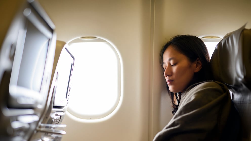 Mit ein paar Tricks erhält man auf einem Langstreckenflug ein wenig besseren Schlaf