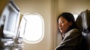Mit ein paar Tricks erhält man auf einem Langstreckenflug ein wenig besseren Schlaf