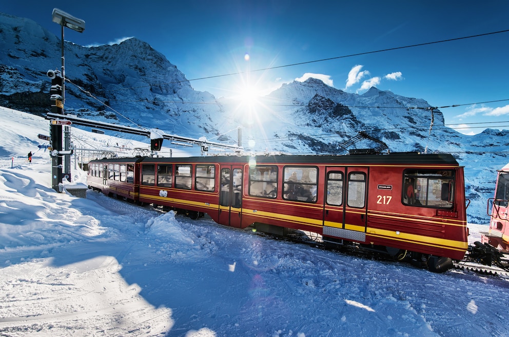 7. Mit dem Zug zu Europas höchster Station Jungfraujoch fahren – und einmal mehr eine spektakuläre Aussicht genießen