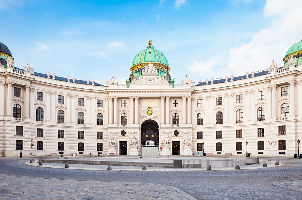 8. Wiener Hofburg – die ehemalige Wiener Residenz der Habsburger ist heute der Amtssitz des Österreichischen Bundespräsidenten. Außerdem befindet sich in ihr der Großteil der Österreichischen Nationalbibliothek, verschiedene Museen und das Bundesdenkmalamt 