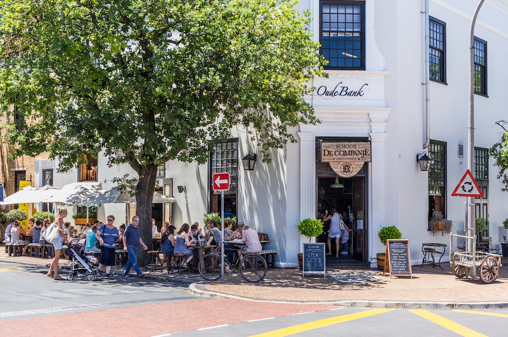 5. Stellenbosch – die Universitätsstadt unweit von Kapstadt in Südafrikas Südwesten liegt inmitten der Weinberge des Distrikts Cape Winelands und bergigen Naturschutzgebiete Jonkershoek und Simonsberg