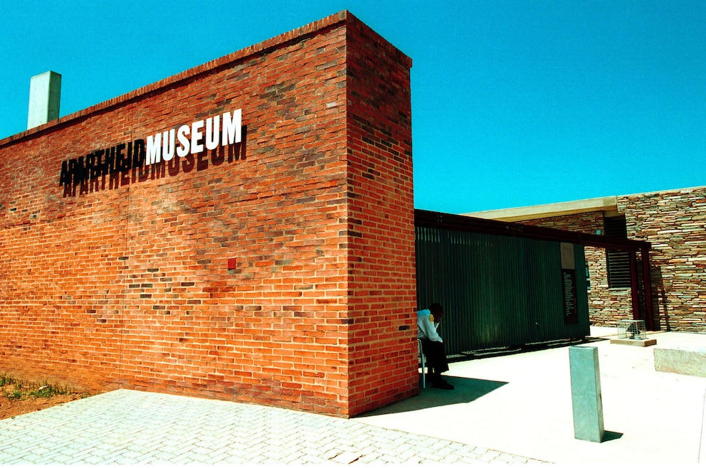 10. Apartheid-Museum – das Museum in Johannesburg dokumentiert die Apartheid in Südafrika von ihren frühen Anfängen und ihrer Entstehung ab 1948 über die weitere Entwicklung bis hin zu ihrem Ende im Jahr 1994 und der anschließenden Aufarbeitung