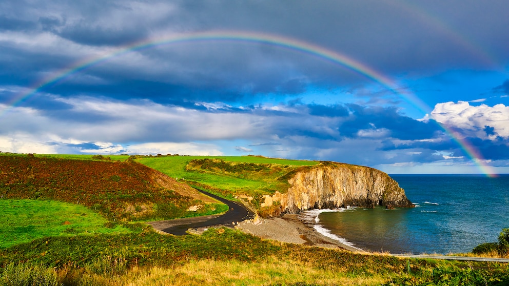 Irland ist ein Traumreiseziel, dass seine Bewohner und Besucher mit sattgrüner Natur und dramatischen Klippen berührt