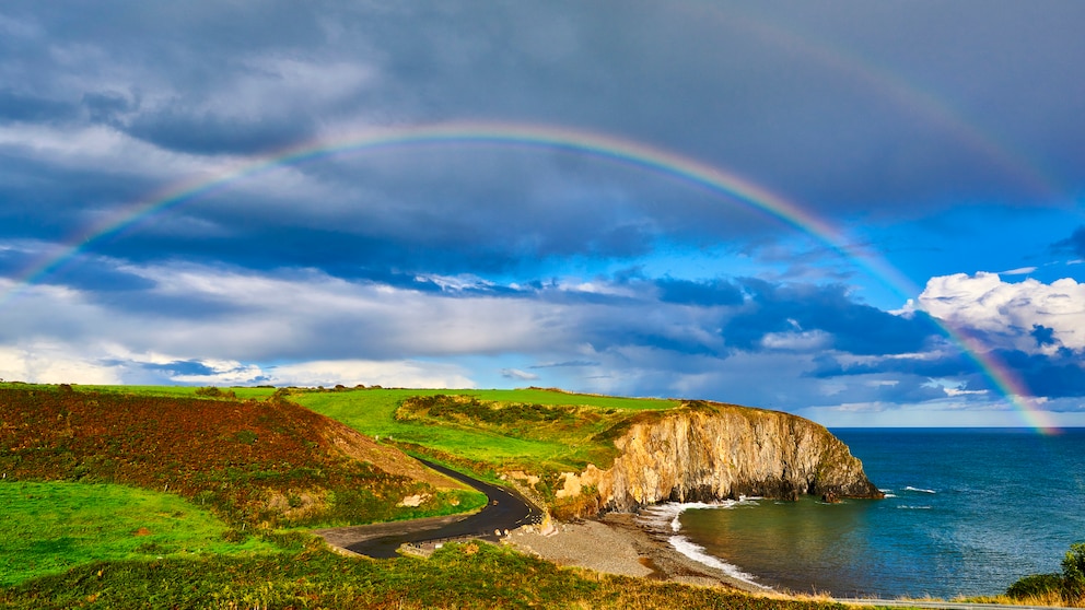 Irland ist ein Traumreiseziel, dass seine Bewohner und Besucher mit sattgrüner Natur und dramatischen Klippen berührt