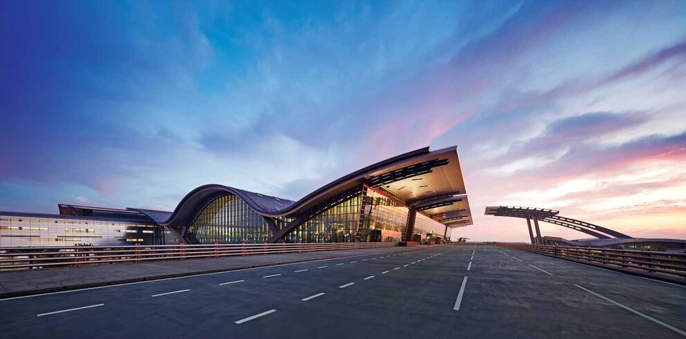 Schon die Architektur des Hamad International Airport in Doha ist Kunst.