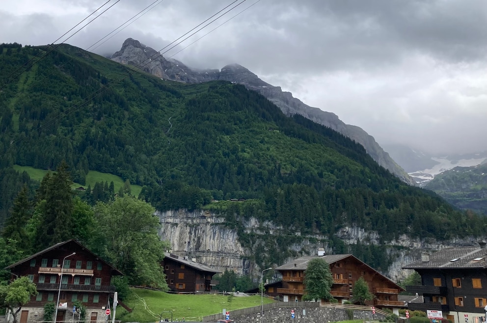 3. Das hübsche (Ski-)Dorf Champéry entdecken