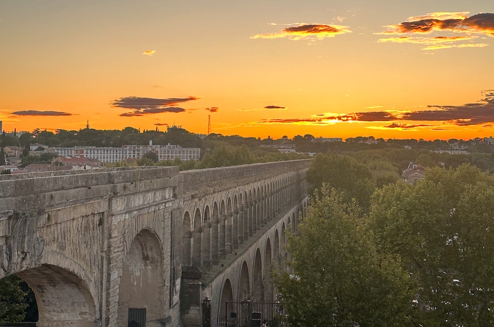 Eine Sehenswürdigkeit ist das historische Aqueduc Saint-Clément