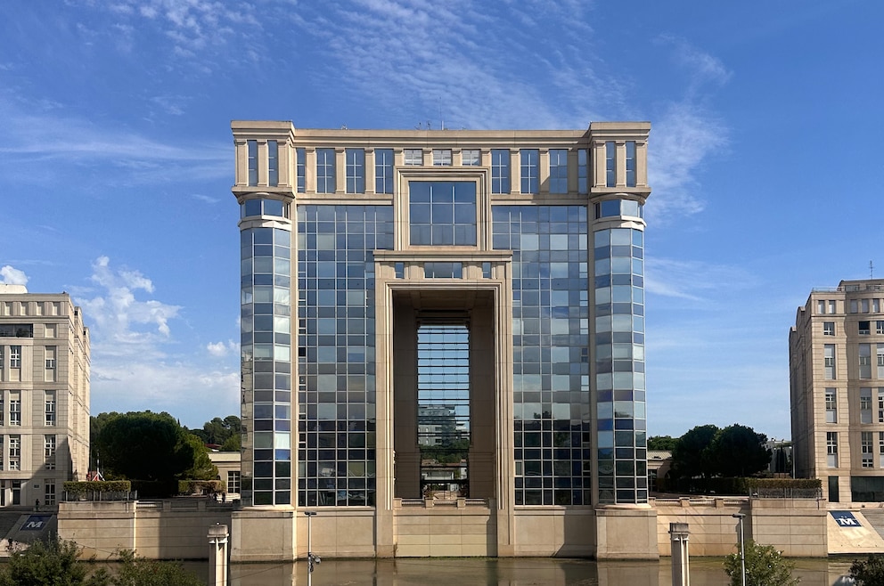 Das Glasgebäude des Regionalrates in Montpellier sieht aus wie ein moderner Triumphbogen 