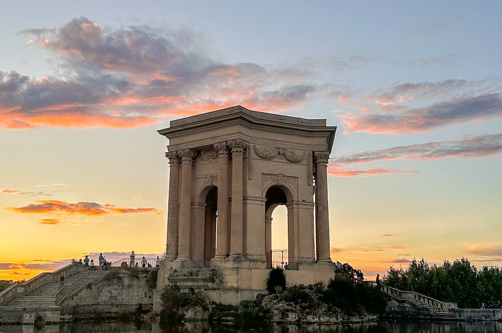 Mit einem Sonnenuntergang im Hintergrund, sieht das Château d'Eau besonders ästhetisch aus