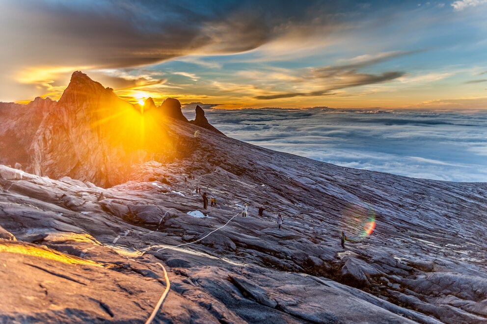 Wer den Gipfel des Kinabalu bei Sonnenaufgang erklimmt, wird den Anblick nie vergessen.