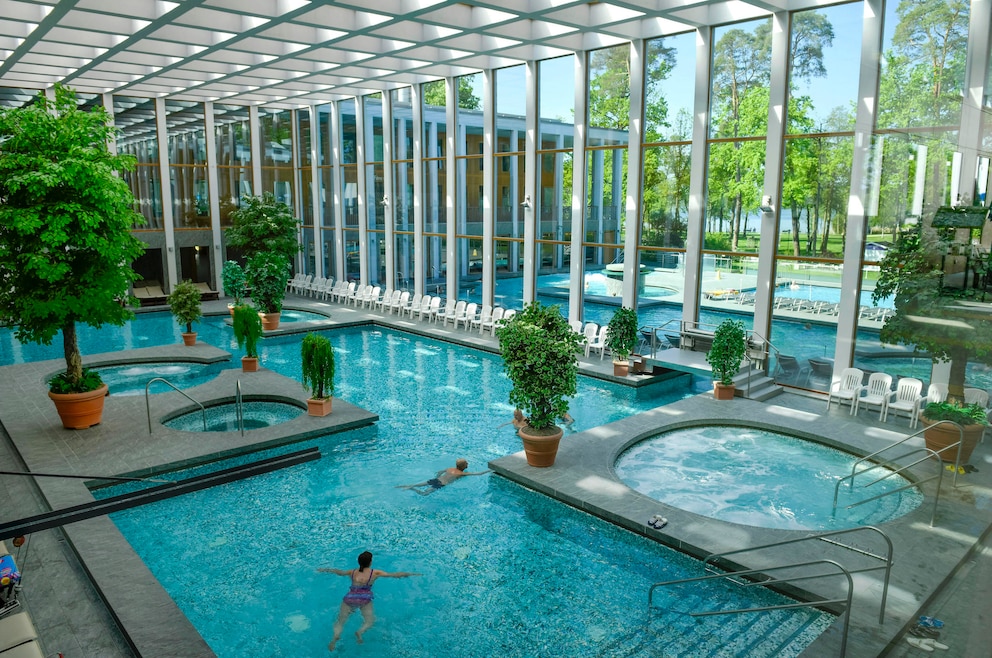 Die SaarowTherme hat viele Schwimmbecken und einen schönen Ausblick