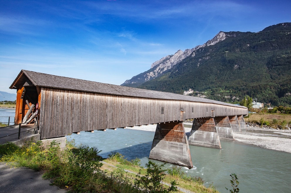 4. Alte Rheinbrücke Vaduz–Sevelen – die 135 Meter lange Holzbrücke über dem Rhein stammt aus dem Jahr 1901 und verbindet das liechtensteinische Vaduz mit der Schweizer Gemeinde Sevelen