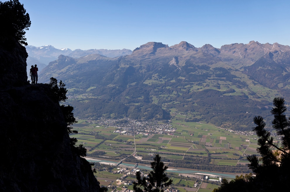5. Wandern auf dem beliebten alpinen Fürstensteig-Wanderweg (links im Bild)