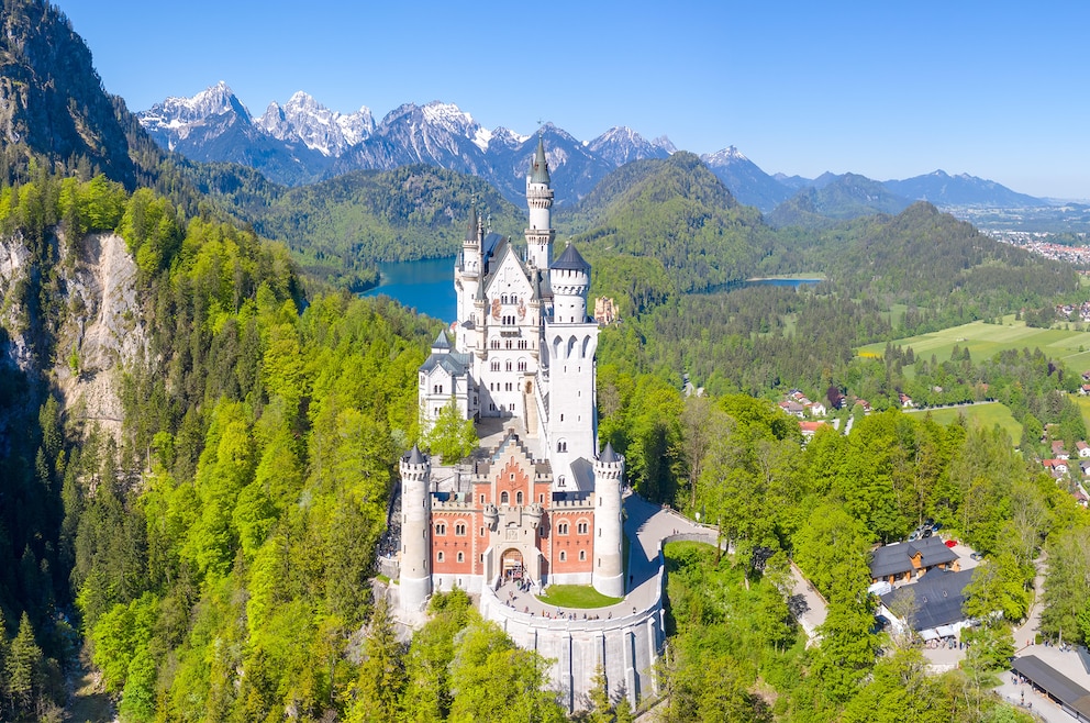 Das Schloss Neuschwanstein ist eine bekannte deutsche Sehenswürdigkeit - ein Grund mehr, den Disney-Ort zu besuchen