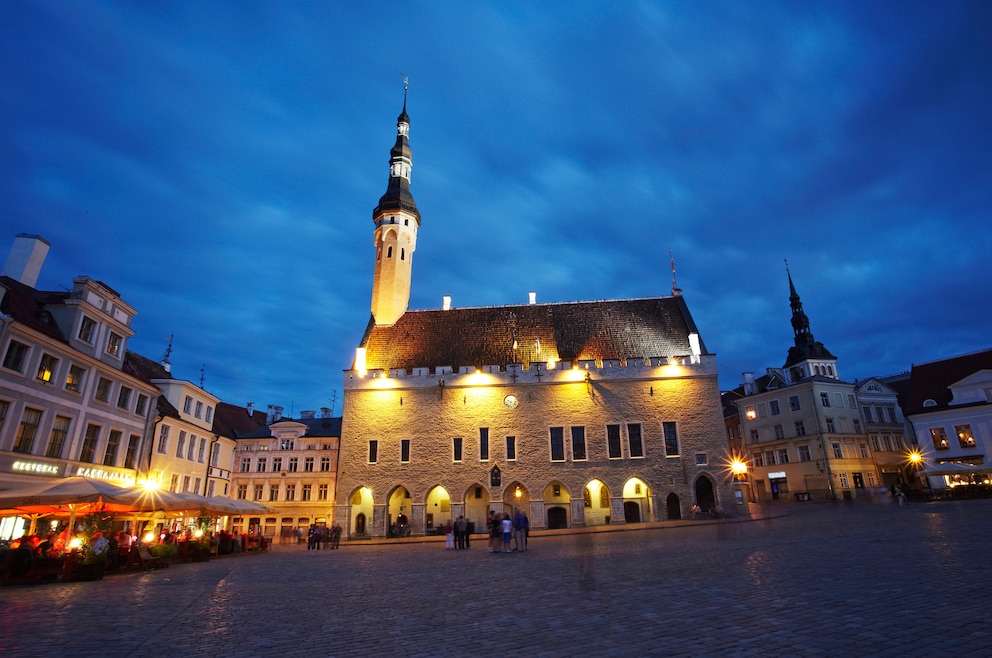 4. Tallinna raekoda – das Rathaus von Tallin steht im Zentrum der Altstadt, die Teil des UNESCO-Weltkulturerbes ist
