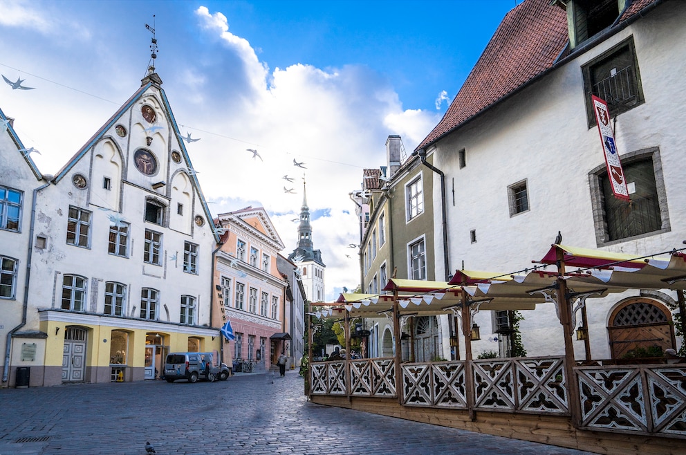 1. Die spannende Hauptstadt Tallinn mit ihren zahlreichen Innovationen, alten Schätzen und Sehenswürdigkeiten entdecken, besonders die Altstadt, die seit 1997 UNESCO-Weltkulturerbe ist