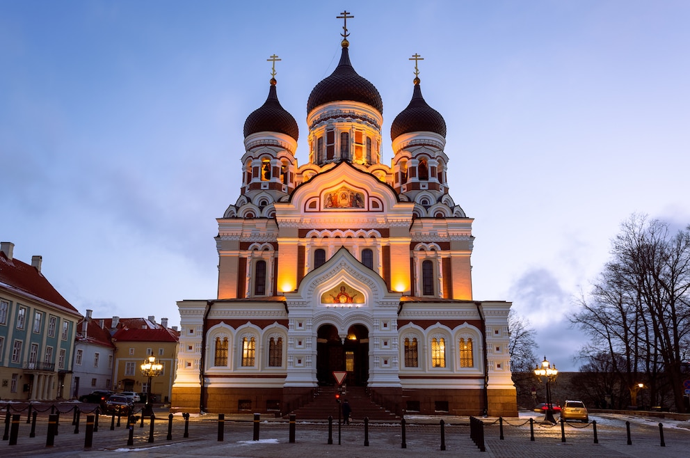 1. Aleksander Nevski Katedraal (deutsch: Alexander-Newski-Kathedrale – die prächtige russisch-orthodoxe Kirche steht seit ihrer Fertigstellung im Jahr 1900 auf dem Domberg in Tallinn und ist eins der Wahrzeichen der estnischen Hauptstadt