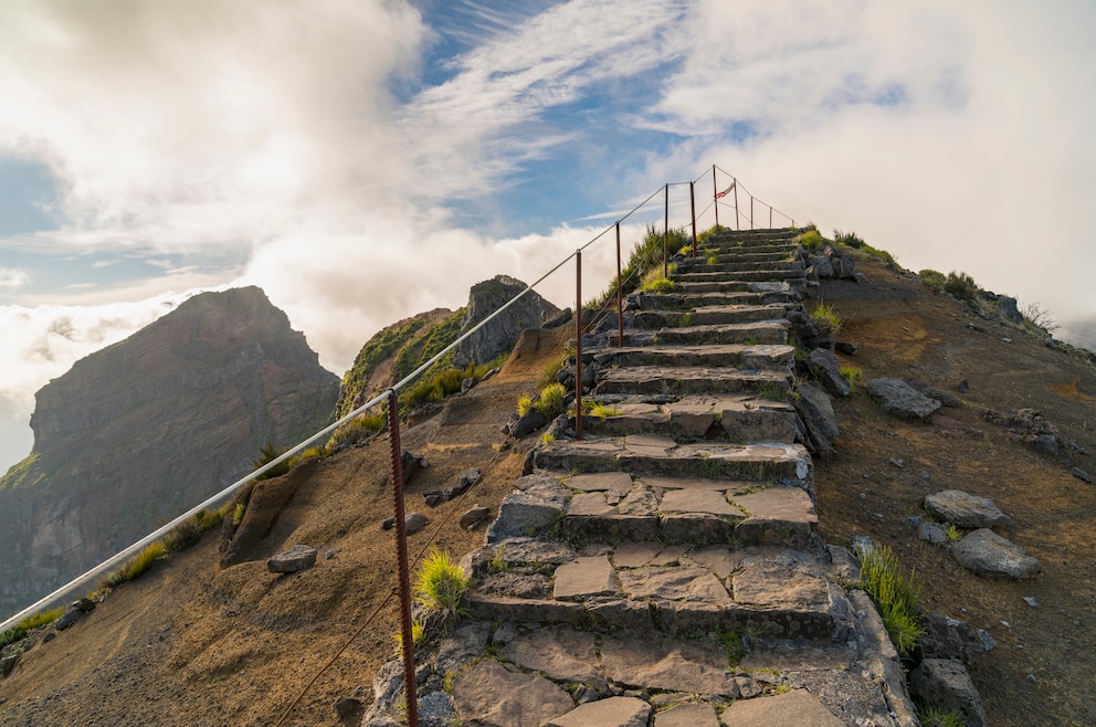 2. Die Strecke PR1 zwischen den Bergen Pico do Arieiro und Pico Ruivo wandern