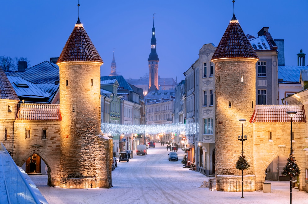 9. Viru Väravad – das Viru-Tor oder die Lehmpforte ist ein Stadttor und Teil der Revaler Stadtbefestigung in Tallinn
