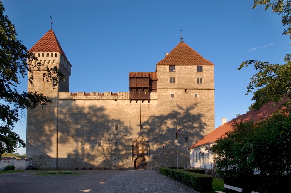 6. Die riesige und gut erhaltende Burganlage der Arensburg oder Burg Kuressaare auf der Insel Saaremaa besuchen