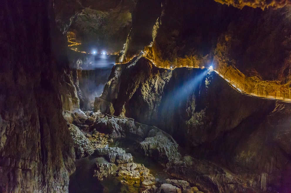 8. Die Höhlen von Postojna und/ oder Škocjan (Bild) besuchen