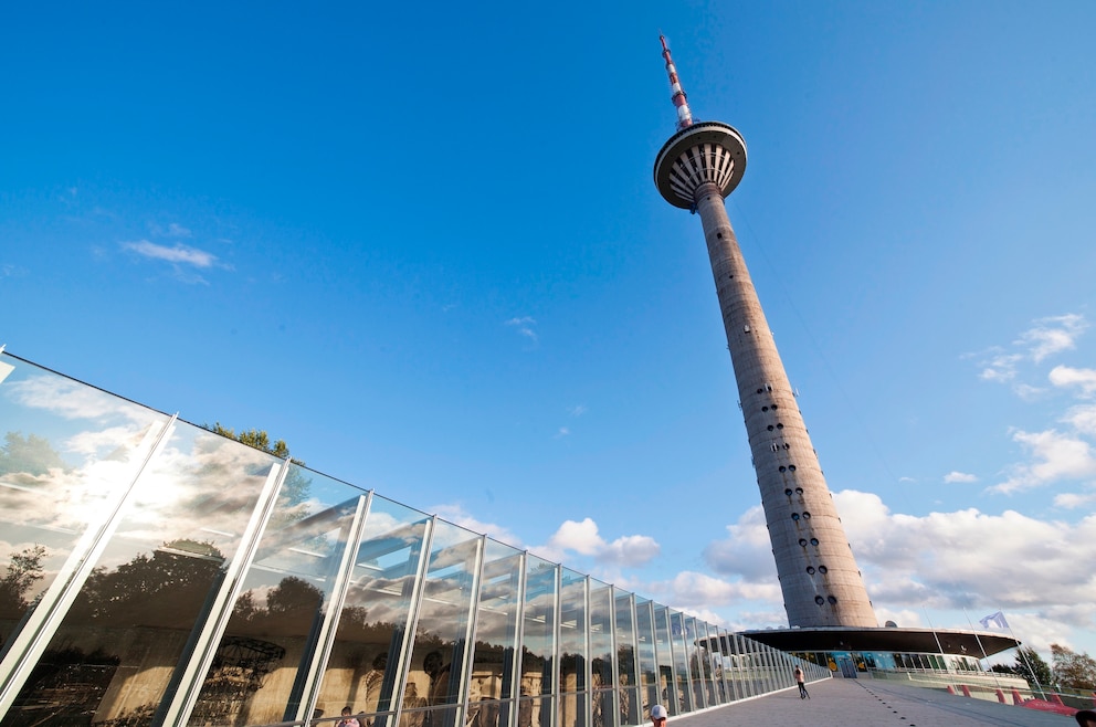 10. Fernsehturm Tallinn – der 314 Meter hohe Fernsehturm der estnischen Hauptstadt besitzt eine Aussichtsplattform mit Glasfenstern im Boden