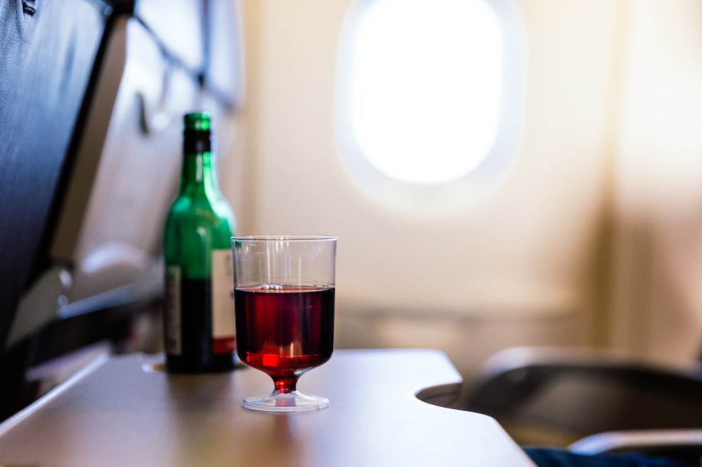 Getränke auf dem Ausklapp-Tisch im Flugzeug