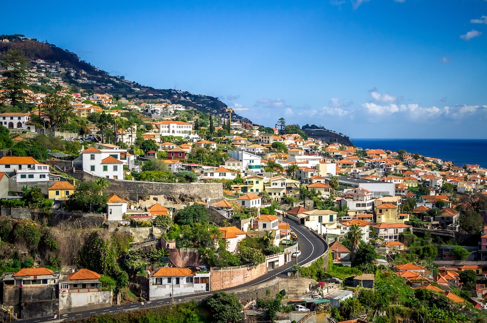 1. Funchal – die Hauptstadt Madeiras liegt von Hügeln umgeben im Süden der Hauptinsel am Meer. Beliebte Sehenswürdigkeiten in Funchal sind unter anderem der Hafen, die Gärten und die Wein-Kellereien